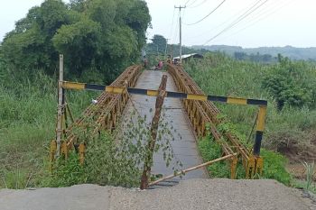 Jembatan penghubung antarkecamatan di Purwakarta ambles