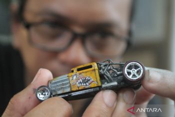 Kerajinan mobil miniatur di Malang