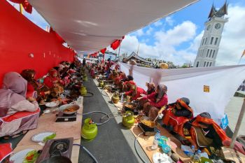 Para pelajar ikuti lomba memasak rendang di Jam Gadang Bukittinggi
