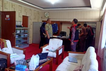 Kantor Dinas ESDM NTB digeledah jaksa terkait kasus tambang pasir besi