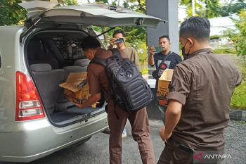 Jaksa menyita dua kardus berisi dokumen dari Kantor Dinas ESDM NTB