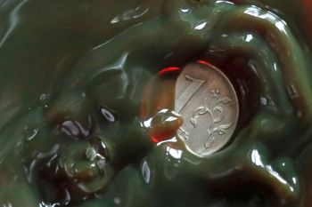 Kesepakatan minyak India-Rusia kikis dominasi dolar dalam perdagangan minyak internasional