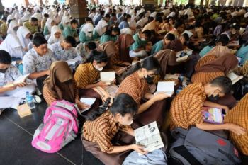 Solo Membaca Buku Massal