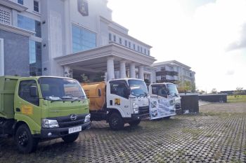 PUPR memberikan kendaraan operasional pengelolaan sampah di Lombok