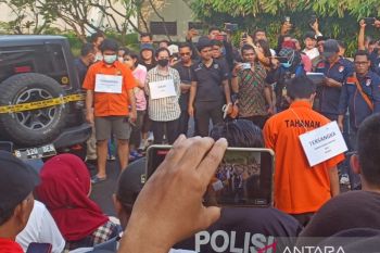 AG santai sambil merokok saksikan korban D diintimidasi