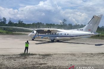 Pemkab dan warga Asmat antusias sambut penerbangan perdana Trigana Air