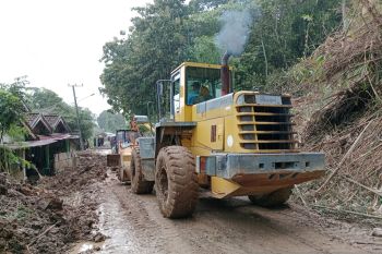 BPBD OKU terjunkan dua alat berat bersihkan material longsor