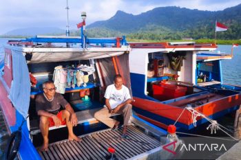 Pengungsi bencana longsor Serasan Natuna memilih tinggal di kapal