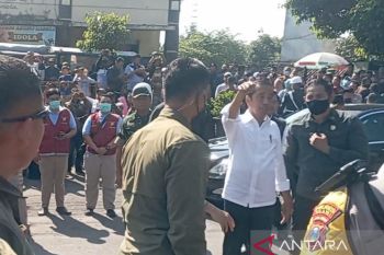 Presiden Joko Widodo cek stok dan harga bahan pangan di Pasar Beran Ngawi