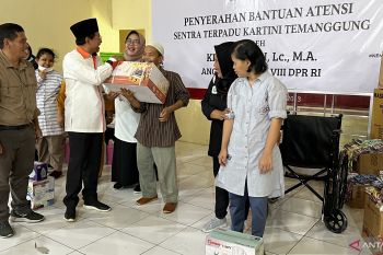 Kemensos  serahkan bantuan kepada 460 penerima manfaat di Kota Semarang
