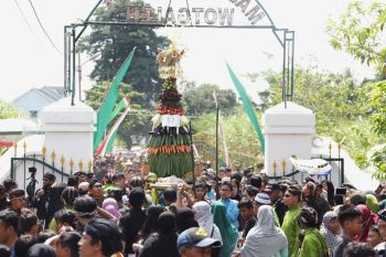 Ribuan warga memeriahkan Kirab Budaya Sadranan Agung Wotgaleh di Sleman