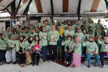 Bupati Pinrang menjamu ratusan tenaga kebersihan