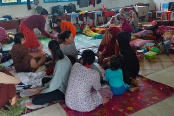 2.240 orang korban longsor di Natuna masih mengungsi