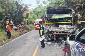 Bus ALS berpenumpang puluhan orang terbakar di Jalan Lintas Bukittinggi-Medan