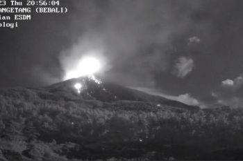 Gunung Karangetang masih berstatus siaga level III