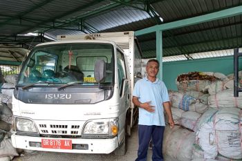 Sampah daun hasil sapuan petugas akan dijual ke PLN