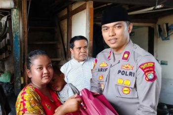 Polisi berikan bantuan sembako ke anak berpotensi stunting