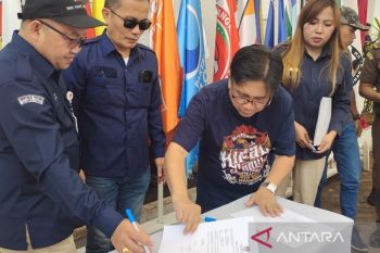 Serahkan bendera Parpol ke Tomohon, KPU Manado optimis partisipasi pemilih 2024 naik