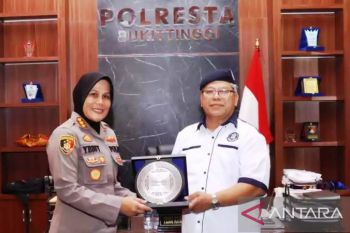 Persatuan pensiunan polisi Johor Malaysia kunjungi Polresta Bukittinggi