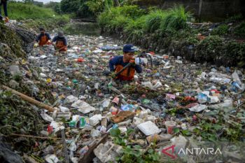 Aksi bersih sungai oleh relawan River Cleanup Indonesia