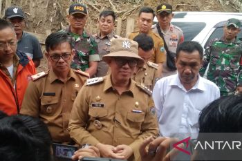 Bupati OKU tinjau tebing yang longsor di Gunung Tiga