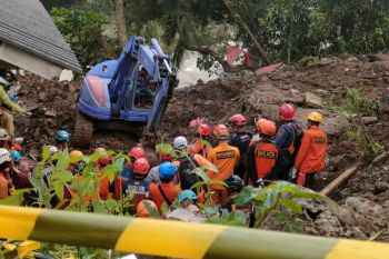 Pencarian korban longsor Empang Bogor dilanjutkan Kamis malam