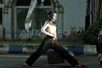 Pengamen "Manusia Silver" di Bengkulu