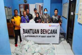 Bukit Asam bagikan 396 paket sembako bagi korban banjir di Muara Enim