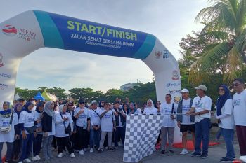 Pelindo dan mitra menggelar Jalan Sehat BUMN di 10 kabupaten/kota