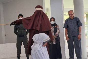 Dua pelaku perzinaan di Banda Aceh dihukum cambuk