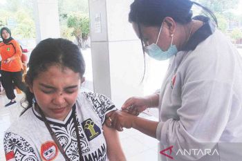Pegawai di Kanwil Kemenkumham NTT terima vaksin COVID-19 dosis penguat 2