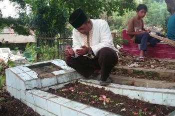 Sejumlah TPU di Bandarlampung ramai dikunjungi peziarah kubur