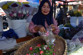 Jelang Ramadhan, penjual bunga tabur raup untung jutaan rupiah