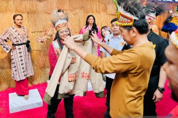 Jaket hijau untuk Presiden Jokowi dari perancang busana Papua