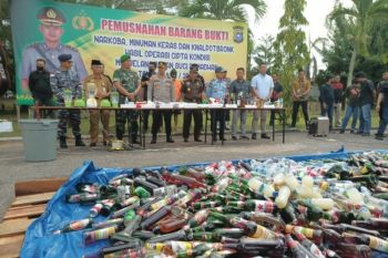 Polisi Bengkalis musnahkan ribuan botol minuman beralkohol