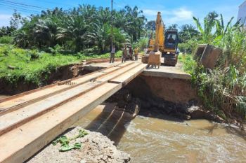 Jalan provinsi putus, Pemprov Riau bangun jembatan darurat