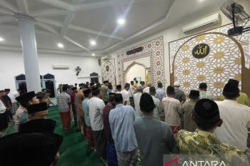 Sholat terawih perdana, ratusan jamaah padati masjid Baitul Mutaqin