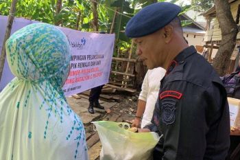 Brimob Bone bagikan makanan penambah gizi guna cegah stunting
