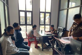Polda Sulawesi Tenggara serahkan tersangka kasus tambang ilegal ke Kejaksaan
