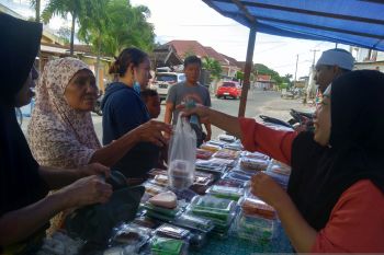 Hari pertama puasa warga ramai "berburu" takjil di Palu