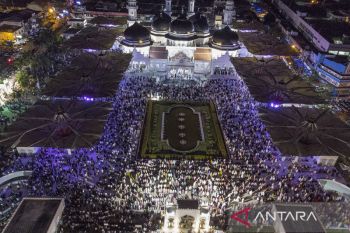 FOTO - Ribuan Umat Muslim Padati Tarawih Pertama di Masjid Raya Baiturrahman Banda Aceh