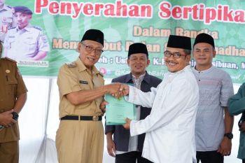 Wabup Muba serahkan sertifikat wakaf mesjid