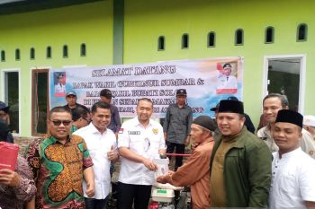 Wagub Sumbar serahkan dua unit alsintan untuk kelompok tani di Alahan Panjang