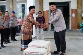 Polisi bantu masjid