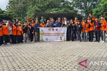 Universitas Baturaja tanam bibit pohon peringati  Hari Hutan Sedunia