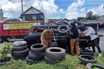 Ban bekas digunakan mencegah abrasi di area pantai Mataram
