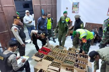 Polres Kudus sita ratusan botol minuman  keras