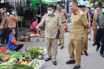 Disperindag Bengkayang sidak pasar memastikan kestabilan stok pangan