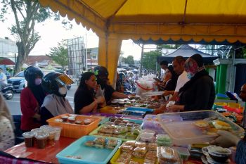 Kawasan wisata religi jadi pilihan warga Palu belanja takjil