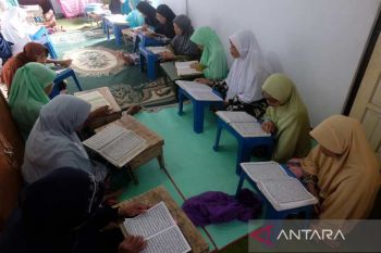 Santri lansia belajar agama  di Ponpes Sepuh Payaman Magelang